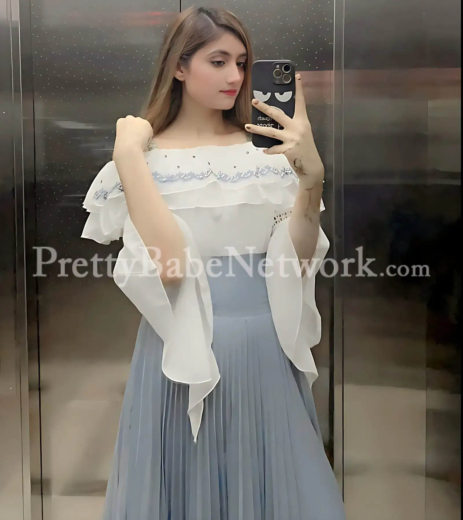 Experience Luxury with 21-year-old Girl Arohi Sharma in Benson Town